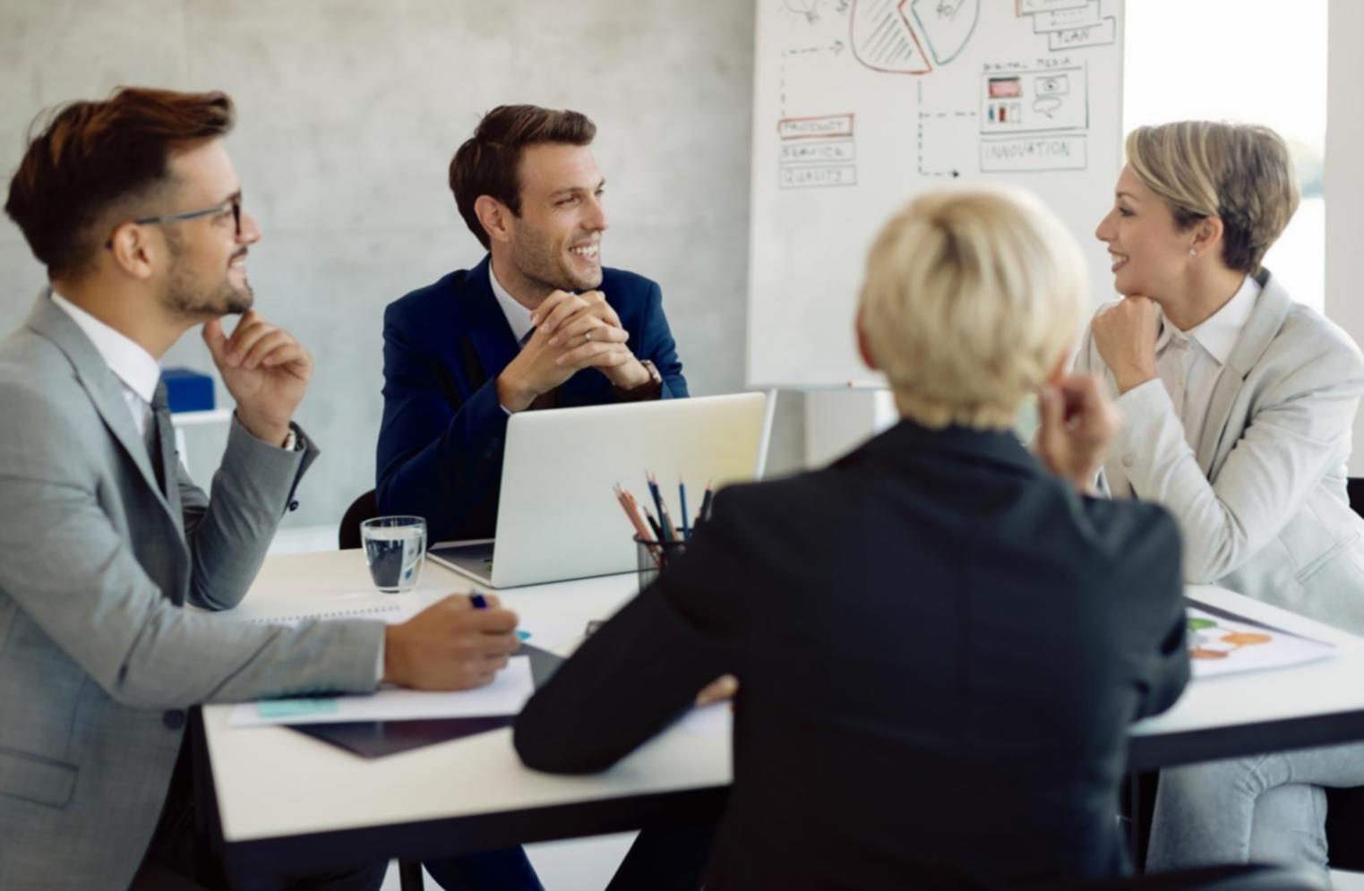 Professionelle Finanzberatung im modernen Büro mit Dokumenten und Laptop