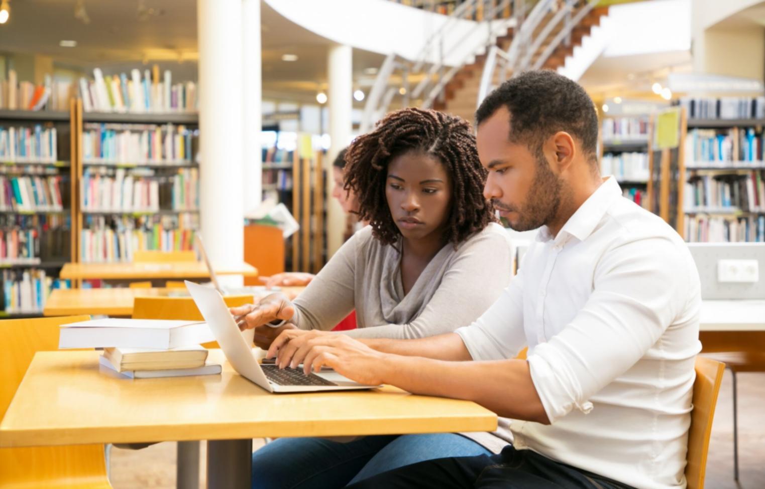 Modernes Büroumfeld mit Computern und Finanzanalyse-Software