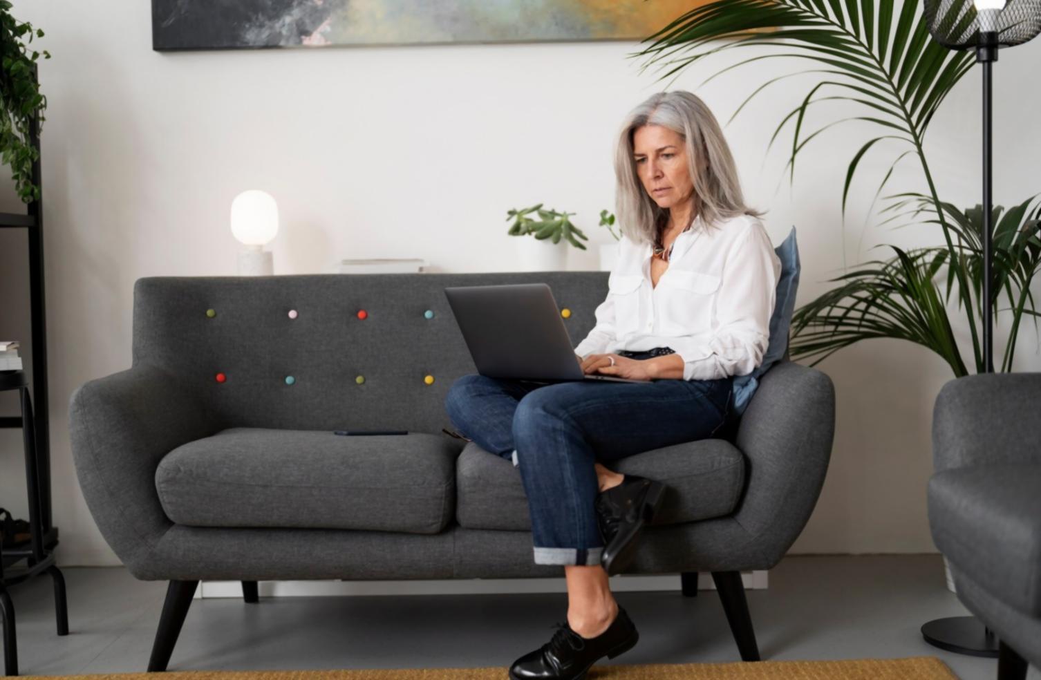 Teilnehmer arbeiten gemeinsam an Finanzanalysen und Berechnungen