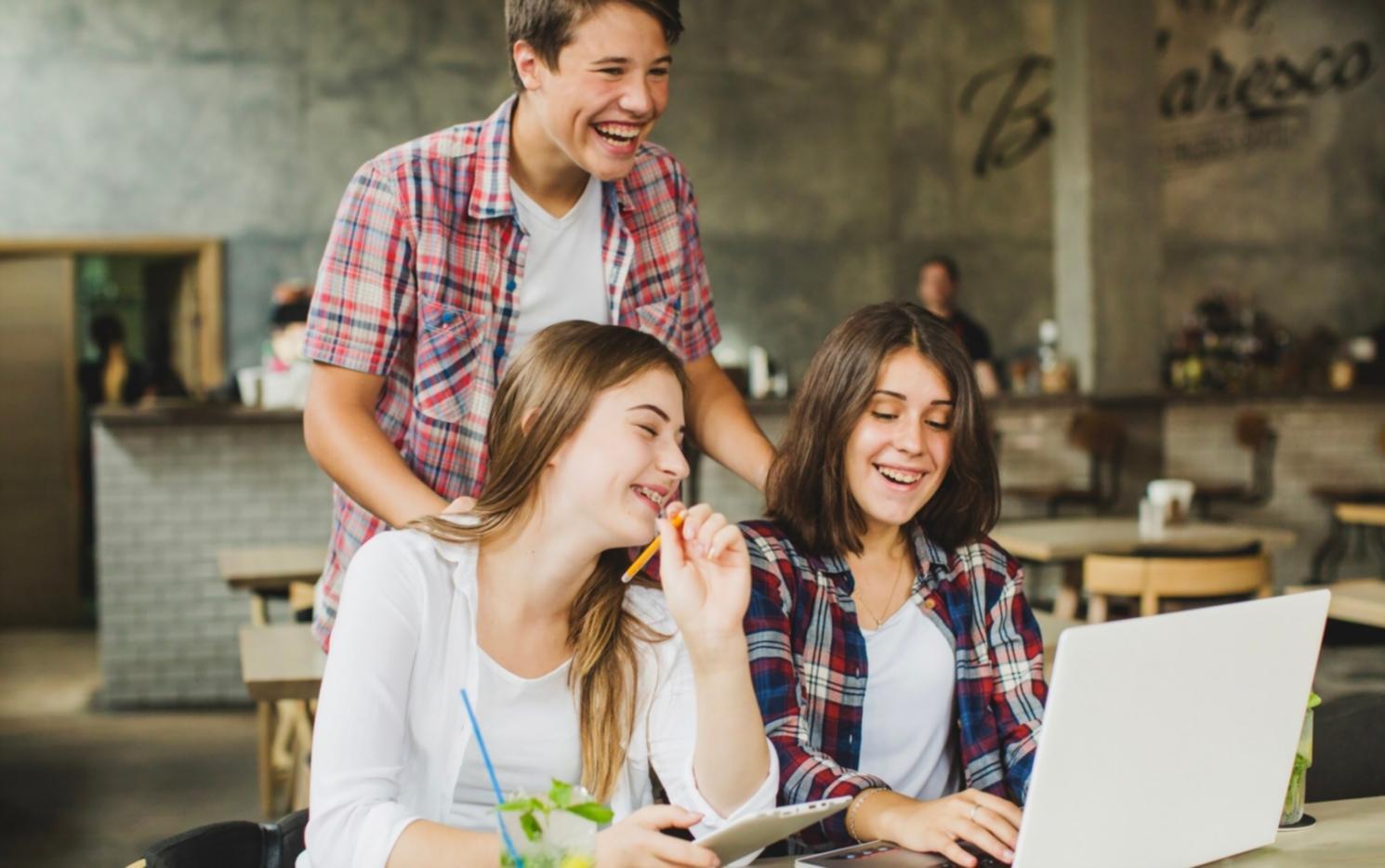 Moderne Buchhaltungsarbeitsplätze mit digitalen Tools und Dokumenten